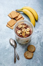Banoffee aus dem Glas: Die Süßspeise aus der englischen Küche ist eigentlich ein Bananenkuchen mit Keksboden. Banoffee aus dem Glas: Die Süßspeise aus der englischen Küche ist eigentlich ein Bananenkuchen mit Keksboden.