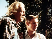 John-Boy (Richard Thomas, r.) erzählt seinem Großvater Sam (Will Geer, l.) von seiner Idee ... John-Boy (Richard Thomas, r.) erzählt seinem Großvater Sam (Will Geer, l.) von seiner Idee ...