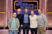 Moderator Kai Pflaume (M.) und seine Rateteam-Kapit&auml;ne Bernhard Ho&euml;cker (l.) und Wotan Wilke M&ouml;hring (r.) begr&uuml;&szlig;en in dieser Sendung, den Satiriker, Fernsehmoderator, Journalist, Komiker und Autor Oliver Welke (2.v.l.) und den Comedy-Autor und Komiker Fabian K&ouml;ster (2.v.r.).