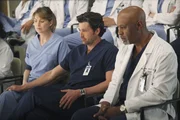Der Amoklauf an einem Collage reist bei den &Auml;rzten alte Wunden auf: Meredith (Ellen Pompeo, l.), Derek (Patrick Dempsey, M.) und Webber (James Pickens, Jr., r.) ...
