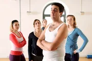 Allein unter Frauen: Bastian (Bastian Pastewka) hat es geschafft, im Pilateskurs konsequent zu st&ouml;ren und alle Teilnehmerinnen gegen sich aufzubringen. Annette (Annette Frier, l.) und Anne (Sonsee Neu, 2.v.l.) ...