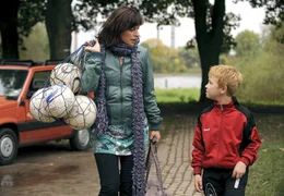 Als Trainerin der Fu&szlig;ballmannschaft ihres Sohnes Benni (Moritz Klaus) macht Lotte Wagner (Jule Ronstedt) nicht immer eine gute Figur - findet jedenfalls Benni.