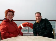 hr-fernsehen VERR&Uuml;CKT NACH MEER Folge 2, Im Riesenrad der Gef&uuml;hle. Eine zwanzigteilige Dokusoap. Kreuzfahrtprofis-Ehepaar Dreier-Elbracht an Deck der "Albatros".