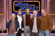 Moderator Kai Pflaume (M.) und seine Rateteam-Kapit&auml;ne Bernhard Ho&euml;cker (l.) und Wotan Wilke M&ouml;hring (r.) begr&uuml;&szlig;en in dieser Sendung, den Schauspieler und Stand-Up Comedian, Fred Costea (2.v.l.) und den Stand-up-Comedian, Moritz Neumeier (2.v.r.).