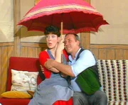 Theresia (Heidi Voss-Eck, li.)