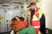 Kris Haas (Jascha Rust) hat die hochschwangere Fadila Awad (Eman Dwagy) im RTW; kurz vor der Sachsenklinik muss Kris das Baby im RTW unter telefonischer Anleitung zur Welt bringen.