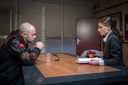 Anwältin Josefine Haller (Marie Rönnebeck, r.) findet, dass die Kontrolle und Festnahme ihres Mandanten Lars Reents (Antonio Wannek, l.) unter fragwürdigen Bedingungen stattfand und sorgt dafür, dass er das PK 21 wieder verlassen kann. Anwältin Josefine Haller (Marie Rönnebeck, r.) findet, dass die Kontrolle und Festnahme ihres Mandanten Lars Reents (Antonio Wannek, l.) unter fragwürdigen Bedingungen stattfand und sorgt dafür, dass er das PK 21 wieder verlassen kann.