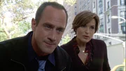 Detective Elliot Stabler (Christopher Meloni) und Detective Oliva Benson (Mariska Hargitay) suchen die Eltern eines dreij&auml;hrigen Jungen, der mit blutverschmierter Kleidung allein durch Manhattan irrte.