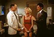 Dharma (Jenna Elfman, Mi.) ist durch die vielen L&uuml;gen im Wahlkampf so angegriffen, dass Greg (Thomas Gibson, re.) mit ihr zum Arzt geht.