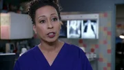 Als Dr. Warner (Tamara Tunie) die Leiche des jungen M&auml;dchens untersucht, stellt sie fest, dass sie offensichtlich 'beschnitten' wurde...