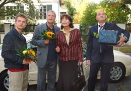 Ein neues Leben beginnt f&uuml;r Eva (Thekla Carola Wied) und ihre Freunde Ferdinand (Peter Sattmann, 2.von links), Harry (Florian Martens, rechts) und Dennis (Tobias Retzlaff, links).