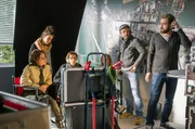 Sabine Kaiser (Katharina M&uuml;ller-Elmau, l.) l&auml;sst sich von ihrer Freundin Elfie (Hanna Scheibe, 3.v.l.) und Tonmann Mike (Philipp Kastner, r.) die Aufnahmen zeigen (mit Komparsen).