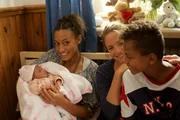 Senait (Sabrina Ceesay, l.) und ihr Sohn Anbessa (Ruben Felipe, ganz rechts) sind aus Eritrea gefl&uuml;chtet. Lena (Patricia Aulitzky) hat der jungen Mutter geholfen, ihr zweites Kind gesund auf die Welt zu bringen.