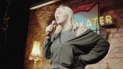 Ausgleich vom Stress: Tags&uuml;ber pflegt Jenny alte Menschen, abends steht sie als Comedian auf der B&uuml;hne.