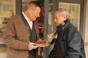 Aus &Auml;rger &uuml;ber Gerstls Drohung provoziert Alois ihn mit einem weiteren St&uuml;ck von Yvonnes Kuchen, das er direkt vor seiner Nase isst. Von links: Alois Preissinger (Erich Hallhuber) und Michael Gerstl (Gerd Lohmeyer).