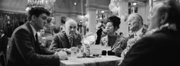 Auf der Abendveranstaltung im Hotel im freudiger Gesellschaft Johannes (Jan B&uuml;low) mit seinem Doktorvater Strathen (Hanns Zischler), Baroness Edita Fedorovna Yusupova (Marie Goyette), Dr. Martin Koch ( Paul Wolff-Plottegg) und Blumberg (Gottfried Breitfuss).