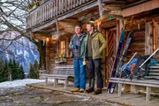 Martin (Hans Sigl, l.) und sein Bruder Hans (Heiko Ruprecht, r.) machen sich schon fr&uuml;h morgens zu einer gemeinsamen Bergtour auf.