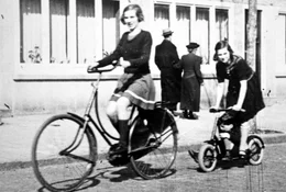 Eva Geiringer in Amsterdam 1940 auf dem Rad