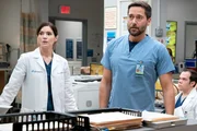 (v.li.): Janet Montgomery (Dr. Lauren Bloom), Ryan Eggold (Dr. Max Goodwin), Matthew Jeffers (Res. Mark Walsh).