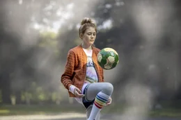 Die fu&szlig;ballbegeisterte Eva (Sonja Holm) die sich in den eher unsportlichen Adam (Olle Cardell) verliebt hat, h&auml;lt sich nicht an den Pakt und schw&auml;nzt sogar ihr Vereinstraining, um mit ihm Fu&szlig;ball zu trainieren.