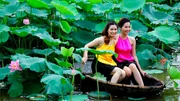 Der Westlake am Stadtrand von Hanoi war schon immer Anziehungspunkt, für Pärchen, die der Großstadt entfliehen wollten, für Picknick und Romanzen. Diese beiden Damen lassen sich inmitten des Blumenmeers fotografieren. Der Westlake am Stadtrand von Hanoi war schon immer Anziehungspunkt, für Pärchen, die der Großstadt entfliehen wollten, für Picknick und Romanzen. Diese beiden Damen lassen sich inmitten des Blumenmeers fotografieren.