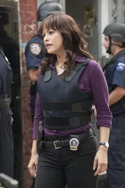 Marisa Ramirez als Det. Maria Baez.