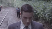 Lieutenant Joe Kenda (Carl Marino, vorne) steht vor einem schaurigen Familiengeheimnis. Auf den Schienen einer einsamen Zugstrecke wird eine enthauptete Leiche gefunden, wenig sp&auml;ter zudem eine M&auml;dchenleiche in einem Keller. Was haben die beiden F&auml;lle gemeinsam?