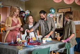 Adam (Olle Cardell) hat Geburtstag. Seine Eltern, Emma (Liv Mj&ouml;nes) und Tarek (Jonatan Rodriguez) richten f&uuml;r ihn in der neuen, unfertigen Wohnung eine kleine Feier aus. Sein bester Freund Alexander (Lukas Wetterberg) schenkt ihm  ein Skateboard. Auch Emma hat eine &Uuml;berraschung. Sie hat heimlich Molly, Adams Schulfreundin aus ihrem Heimatort eingeladen.