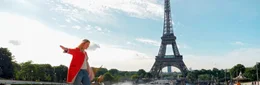 Die deutsche Bloggerin Denise Urbach lebt seit einigen Jahren in Paris; im Hintergrund der Pariser Eiffelturm.