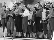 Die Doku beleuchtet die &auml;lteste Unterhaltungssendung im deutschen Fernsehen "Mainz bleibt Mainz, wie es singt und lacht" und zeigt Perlen wie die zwerchfellersch&uuml;tternden Parodien der Gonsbachlerchen von 1963.