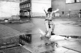 Fotografinnen und Fotografen in der DDR hatten einen &uuml;berraschend gro&szlig;en Freiheitsspielraum, eine ausdr&uuml;ckliche Bildzensur gab es nicht. So konnten sie auch sichtbar machen, was von der Staatsmacht ausgeblendet werden sollte.