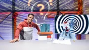 Wenn Woozle (re.) nicht bald wieder einf&auml;llt, was seine erste Erfindung war, wird ihm vom Woozlinger Berufsverband die Erfinderlizenz entzogen! Woozle versucht alles, um sich wieder zu erinnern - vergeblich! Jetzt kann nur jemand helfen, der bei Woozles erster Erfindung selbst dabei war. Kann Sim&oacute;n (li.) ihm dabei helfen?