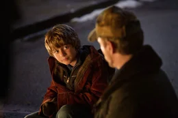 Der junge Harley (Ty Simpkins) ist Tonys einzige Hilfe, als dieser sich zur&uuml;ckziehen muss ...