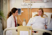Insel&auml;rztin Filipa Wagner (Anja Knauer) im Gespr&auml;ch mit ihrer Patientin Nathalie (Anna Hausburg).
