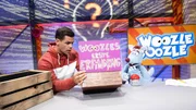 Wenn Woozle (re.) nicht bald wieder einf&auml;llt, was seine erste Erfindung war, wird ihm vom Woozlinger Berufsverband die Erfinderlizenz entzogen! Woozle versucht alles, um sich wieder zu erinnern - vergeblich! Jetzt kann nur jemand helfen, der bei Woozles erster Erfindung selbst dabei war. Kann Sim&oacute;n (li.) ihm dabei helfen?