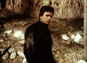 MacGyver (Richard Dean Anderson) denkt am Strand an seine alte Freundin Amy Austin.