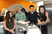Jasmin (Lilli Hollunder, r.) will sich, protegiert von Maik (Sebastian K&ouml;nig, 2.v.r.), als Azubi bei Lanford bewerben. Doch Jasmin hat die Rechnung ohne Virgin (Chris Gebert, 2.v.l.) gemacht. Paloma (Maja Maneiro, l.) beobachtet die Situation.
