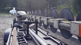 Die Hochleistungsmotormaschinen geh&ouml;ren zu den effizientesten ihrer Art. Ihre S&auml;geaggregate verarbeiten selbst dickste St&auml;mme binnen Minuten zu Kleinholz.