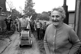Faszinierende Einblicke in eine Welt, die es nicht mehr gibt: Das Leben in der DDR wurde nicht nur im Staatsauftrag, sondern auch von Fotok&uuml;nstlern und Reportern per Kamera dokumentiert.