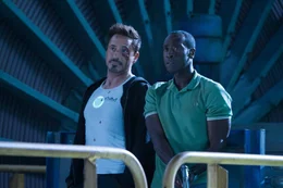 Wenn es gef&auml;hrlich wird, kann sich Tony (Robert Downey Jr., l.) immer auf seinen Freund James 'Rhodey' Rhodes (Don Cheadle, r.) verlassen ...