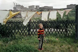 Mit den Aufnahmen ostdeutscher Fotografen begibt sich die Dokumentation auf eine Zeitreise und zeigt wenig bekannte Seiten der DDR  von ihrer Gr&uuml;ndung bis zum Mauerfall.