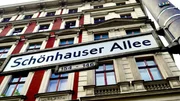 Die Schönhauser Allee ist der große Boulevard im Osten Berlins. Straßenschild Schönhauser Allee. Die Schönhauser Allee ist der große Boulevard im Osten Berlins. Straßenschild Schönhauser Allee.