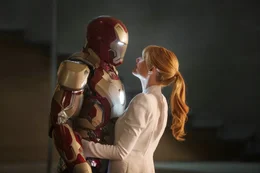 Nach den katastrophalen Ereignissen in New York leidet Iron Man Tony Stark (Robert Downey jr., l.) an schlimmen Panikattacken, zum Gl&uuml;ck hat er seine Freundin Pepper (Gwyneth Paltrow, r.), die ihm nicht nur als CEO zur Seite steht, sondern auch auf der zwischenmenschlichen Ebene ein Fels in der Brandung ist ...
