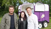 Moderator George Clarke (l.) mit der 14 j&auml;hrigen Fran (m.) vor ihrem umgebauten Pferdetransporter.