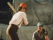 Charles Ingalls (Michael Landon, l.) von Walnut Grove und Cosby von den Greenstockings aus Sleepy Eye erwarten den n&auml;chsten Wurf.