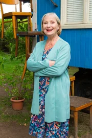 Mutti Kluthe (Margot Nagel) ist bester Laune - schlie&szlig;lich soll sie gefeiert werden.