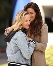 Maya Bishop (Danielle Savre, l.); Dr. Carina DeLuca (Stefania Spampinato, r.)