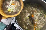 In der Mongolei bereitet Erdenebileg Nudelsuppe zu.