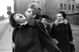 Punks standen in der DDR unter Beobachtung und wurden kritisch be&auml;ugt. Beim Versuch, die Ausbreitung der Punkwelle zu unterdr&uuml;cken, wurden sie teilweise sogar zwangseingewiesen.