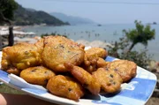 Griechische Tzaletia sind kleine frittierte Pfannkuchen, die mit Orangenbl&uuml;tenhonig serviert werden.